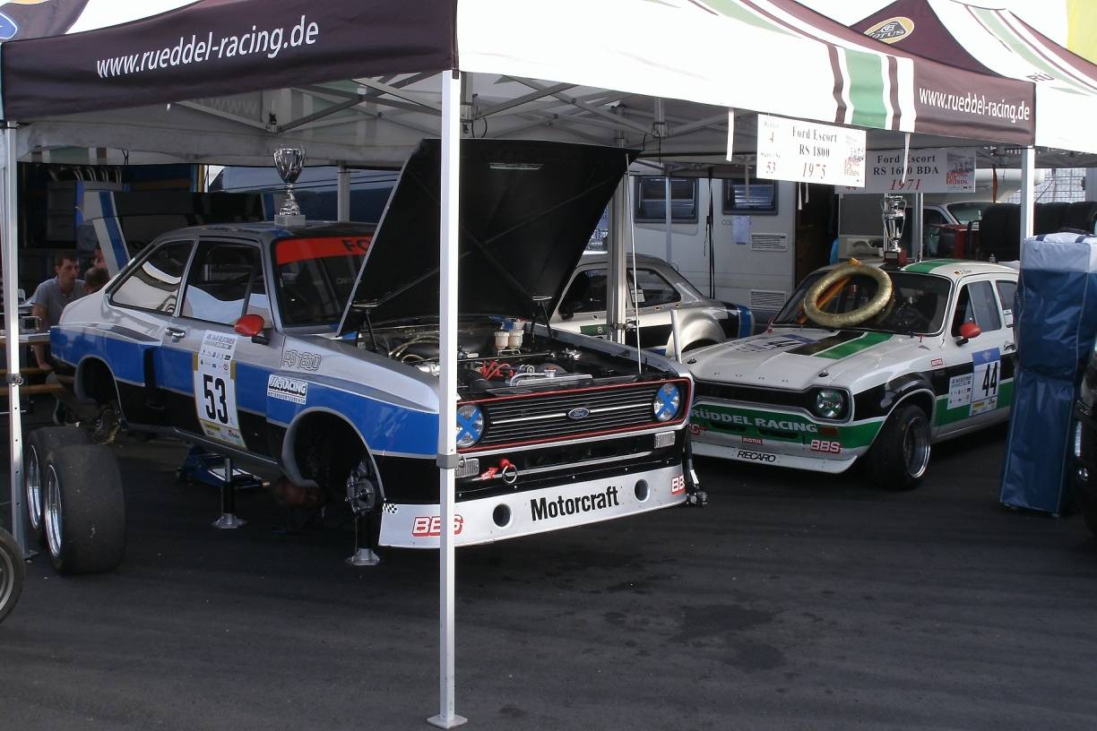  Das "Rüddel Racing"-Team aus Duisburg setzte wieder alte Ford Escort erfolgreich ein. Im Fahrerlager fanden sie nach ihrem Einsatz Wartung und Ruhe. 