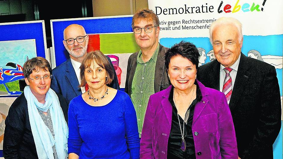  Demokratie in Not hatte die „Partnerschaft für Demokratie“ im Kreis Viersen die diesjährige Demokratiekonferenz überschrieben. Es sprachen: Ingo Schabrich, Kreisdirektor und Bildungsdezernent des Kreises Viersen, Jürgen Wiebicke, Philosoph und WDR-Journalist, Kempens stellvertretender Bürgermeister Otto Birkmann (hinten von links) sowie Kerstin Schöffel vom Kolping Bildungswerk, Ulla Theisling, Beraterin „Demokratie leben!“ für den Kreis Viersen sowie Daniela Schiefner vom Regionalen Bildungsnetzwerk (vorne von links). 