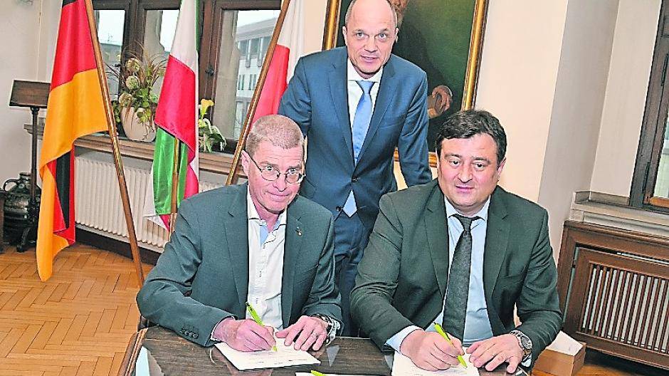  Thomas Krützberg, Markus Warnke und Mathias Richter bei der gemeinsamen Erklärung zur Umsetzung des Projekts. 