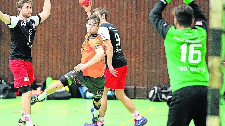 Durchgetankt: Hier erzielt Max Molsner einer seiner beiden Treffer beim 29:29-Remis seiner Wölfe Nordrhein gegen die Reserve von TuSEM Essen.