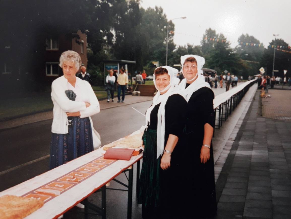  Hier laufen gerade die Vorbereitungen zur längsten Kuchentheke Deutschlands. Die ganze Nachbarschaft half mit, dass hier pünktlich zum Festbeginn eine reich gedeckte Tafel stand. 
