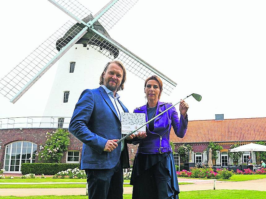  Die Präsidentin des Golf &amp; Country Club Amadora Fernandez und ‧Dirigent Mihkel Kütson freuen sich, ein außergewöhnliches Open Air-Event präsentieren zu können. 