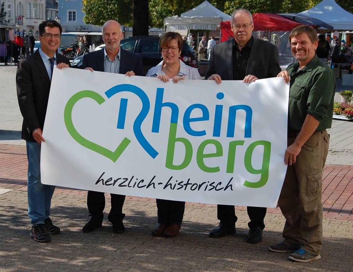 Bürgermeister Frank Tatzel, 1. Beigeordneter Dieter Paus, Beigeordnete Rosemarie Kaltenbach, Stadtkämmerer Bernd Löscher und Grafiker Ludger Jackowiak sind sehr zufrieden mit dem Ergebnis.