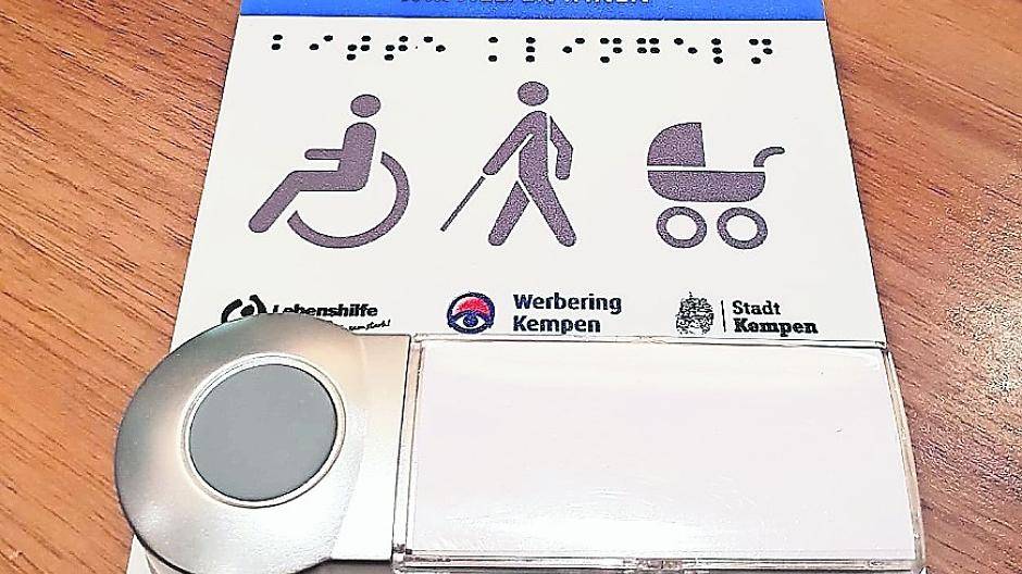 Einfach, aber wirkungsvoll: Mit der Klingel können sich Menschen mit Behinderung vor Geschäften bemerkbar machen.