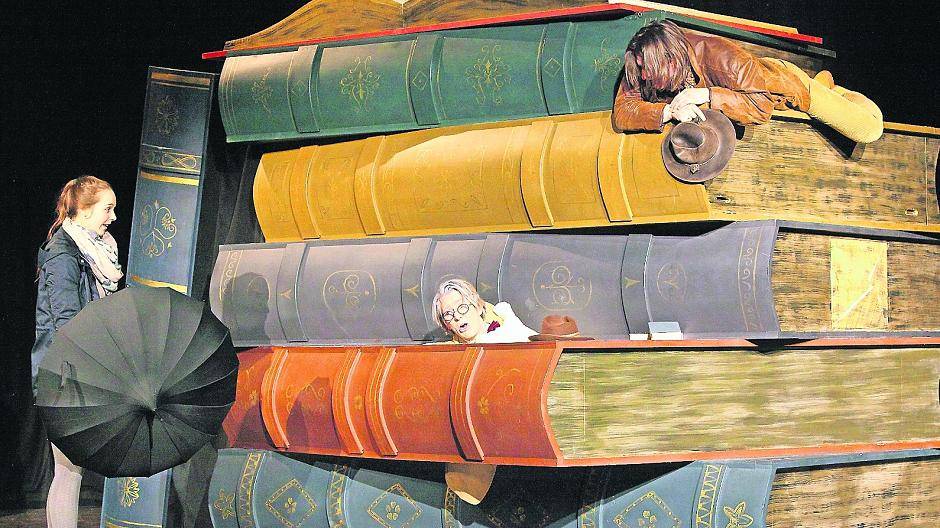 Was für ein tolles Bühnenbild: Das Ensemble des Landestheater Burghofbühne spielt am 30. November seine Erfolgsproduktion „Tintenherz“ nach dem Roman von Cornelai Funke in der Stadthalle Walsum.