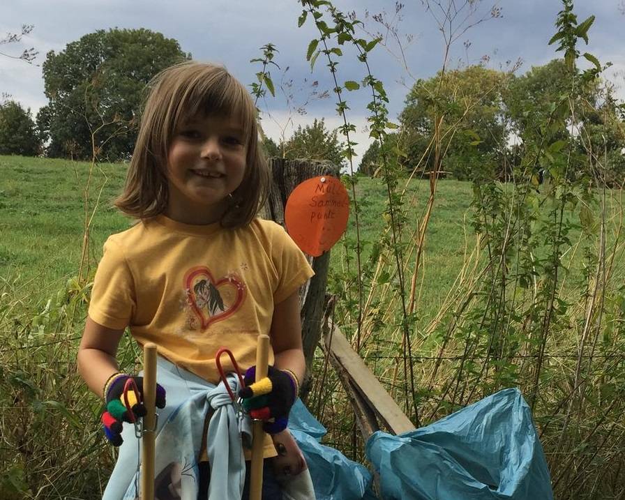  Luca (6) war zusammen mit ihrer Mutter tatkräftig dabei, beim "Großreinemachen am Rhein" in Friemersheim. 