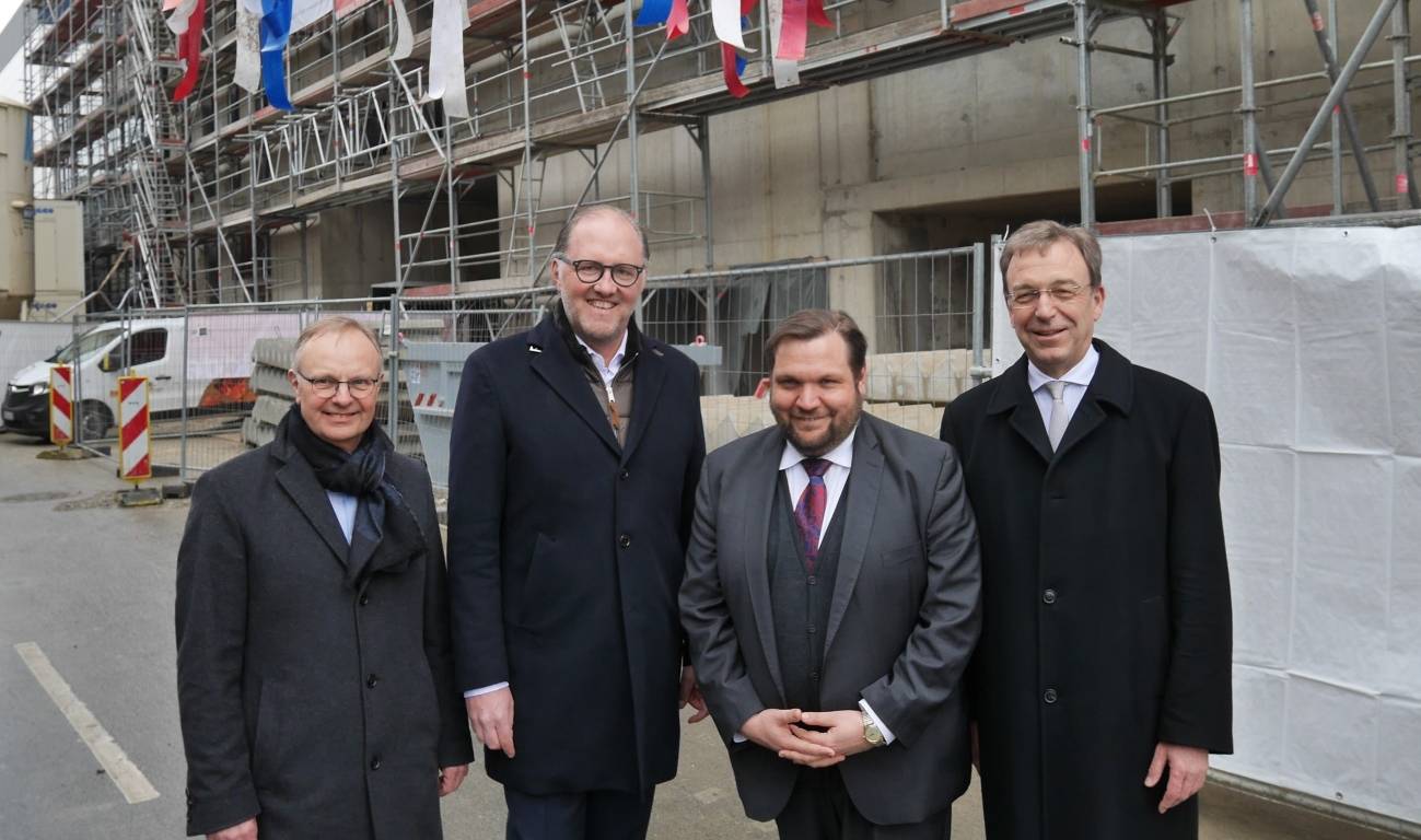 Freuen sich über den Baufortschritt des Forum Krefeld (v.l.n.r.): Ludwig Florack (Florack Bauunternehmung), Stefan Mühling (Geschäftsführender Gesellschafter die developer), Oberbürgermeister Krefeld Frank Meyer und Lothar Birnbrich (Sparkasse Krefeld).