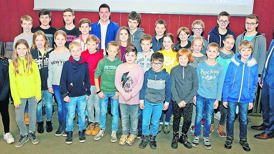 Kreisdirektor und Bildungsdezernent Ingo Schabrich (r.) und Philipp Schultz (hinten 4.v.l.), Regionalkoordinator der Mathematik-Olympiade, ehren den erfolgreichen Nachwuchs im Forum am Kreishaus.
