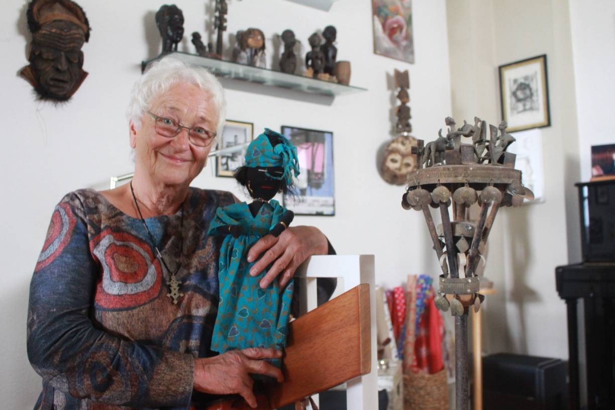 Exotisch: In der Dachkammer ihres Familienhauses in Hüls hat Birgit Biehl viele Erinnerungsstücke von ihren Reisen durch Afrika gesammelt. Hinten im Bild Masken mit mystischer Bedeutung, rechts ein Totenaltar, in den Händen hält Dr. Biehl eine original Voodoo-Puppe, an ihrer Halskette hängt das Amulett ihres Touareg-Clans.