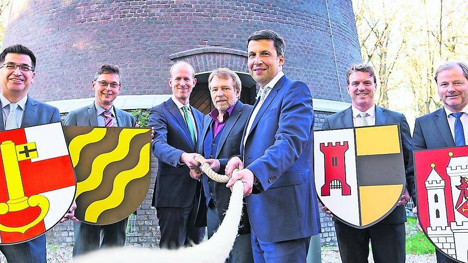 Stefan Krämer und Gelsenwasser-Vorstand Dr. Dirk Waider ziehen an einem Strang. Die Bürgermeister Christoph Fleischhauer (Moers), Harald Lenßen (Neukirchen-Vluyn), Frank Tatzel (Rheinberg) und Rainer Weber (Uedem) freuen sich.