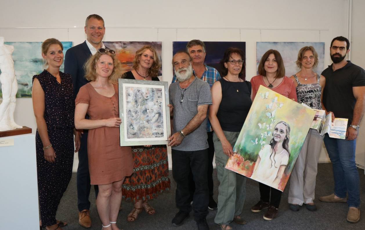 Landrat Dr. Andreas Coenen (2.v.l.) und Museumsleiterin Anke Wielebski (l.) mit der Künstlergruppe.