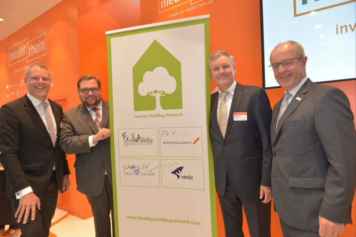 Das „Healthy Buildung Network“ ist auf der Expo-Real vom Krefelder Oberbürgermeister Frank Meyer und seinem Mönchengladbacher Kollegen Hans-Wilhelm Reiners, dem Landrat des Kreises Viersen, Andreas Coenen, und Venlos Bürgermeister Antoin Scholten vorgestellt worden 