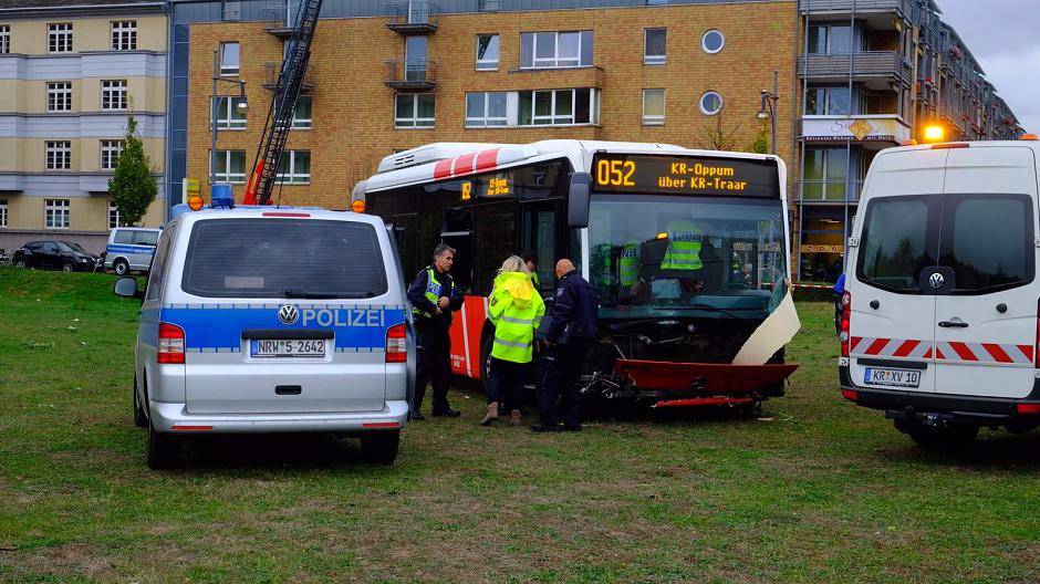 Gelenkbus fährt gegen Ampel und rammt drei Fahrzeuge