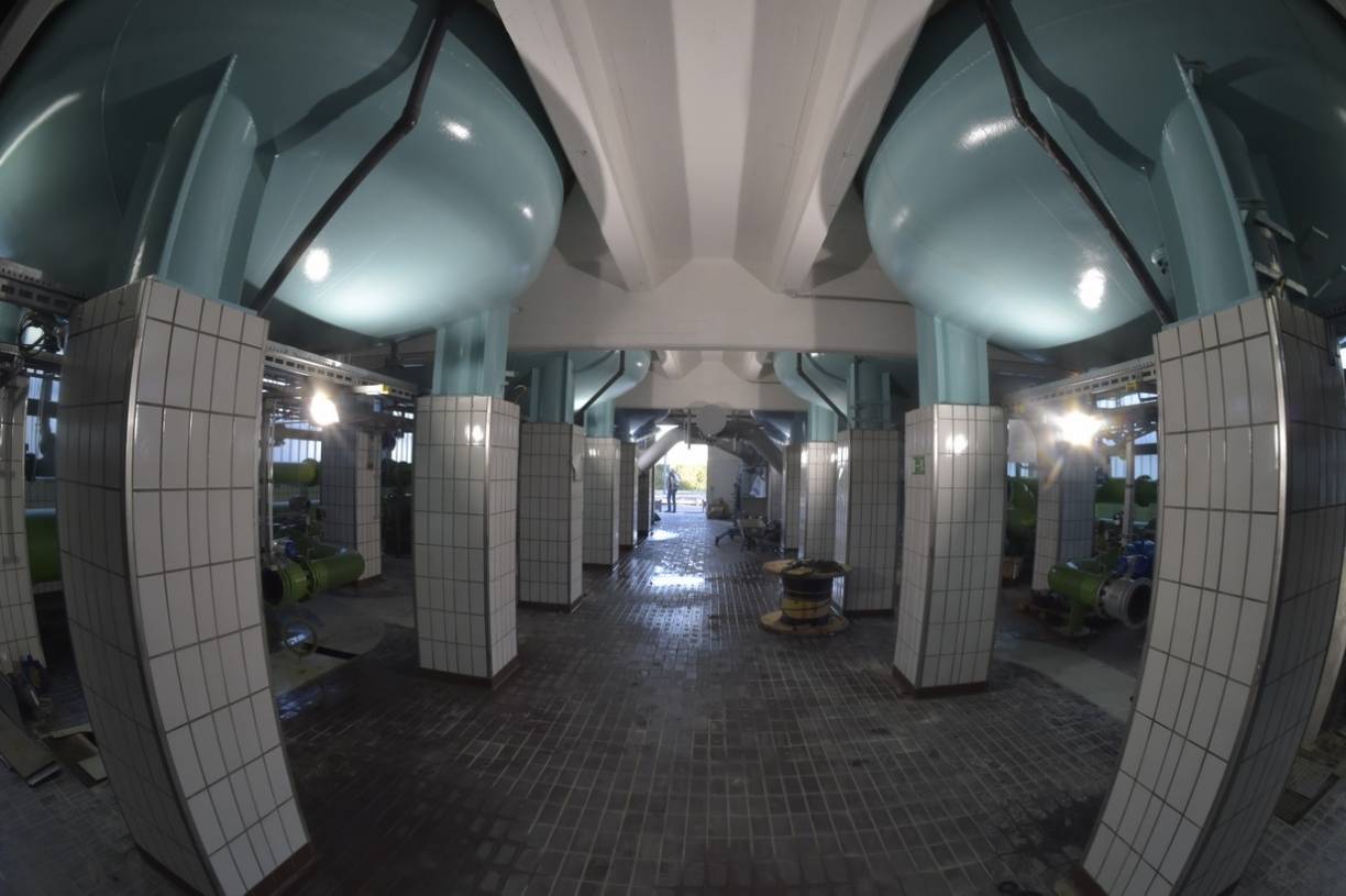  Auf jeweils vier Stützen steht jeder Filter im Filterhaus. Die Rohrleitungen an den alten Behältern waren im Vorfeld abmontiert worden. 