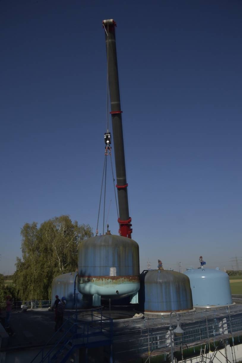  Gegen 10.20 Uhr wurde der erste der alten Behälter aus dem Filterhaus gehoben. 