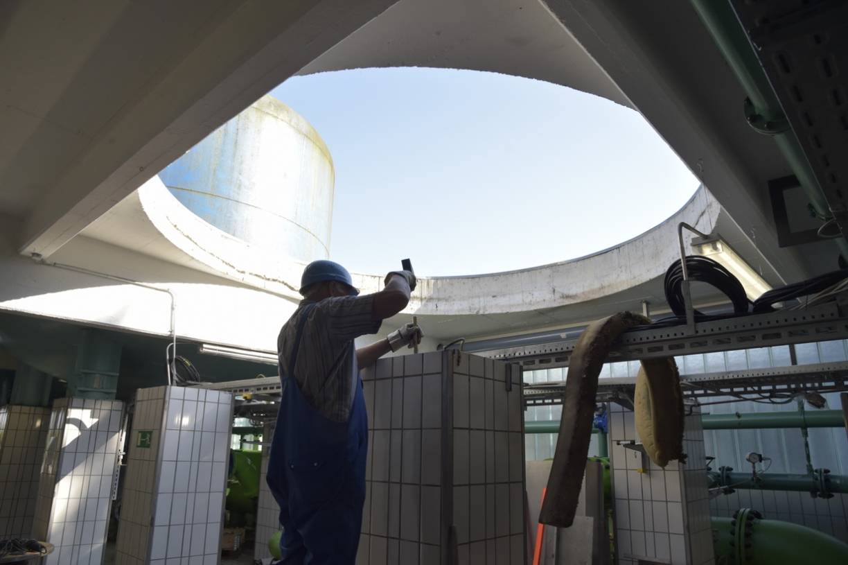  Im Anschluss wurden die Pfeilerstützen begradigt, so dass der neue Behälter einen festen Stand hat. 