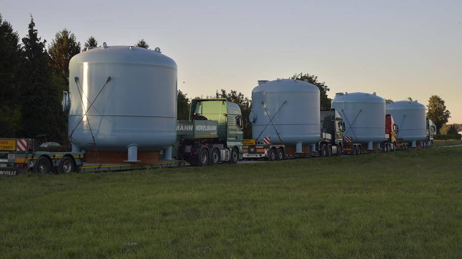 Auf vier Sattelschleppern warteten die jeweils 21 Tonnen schweren Filterbehälter auf die Montage.
