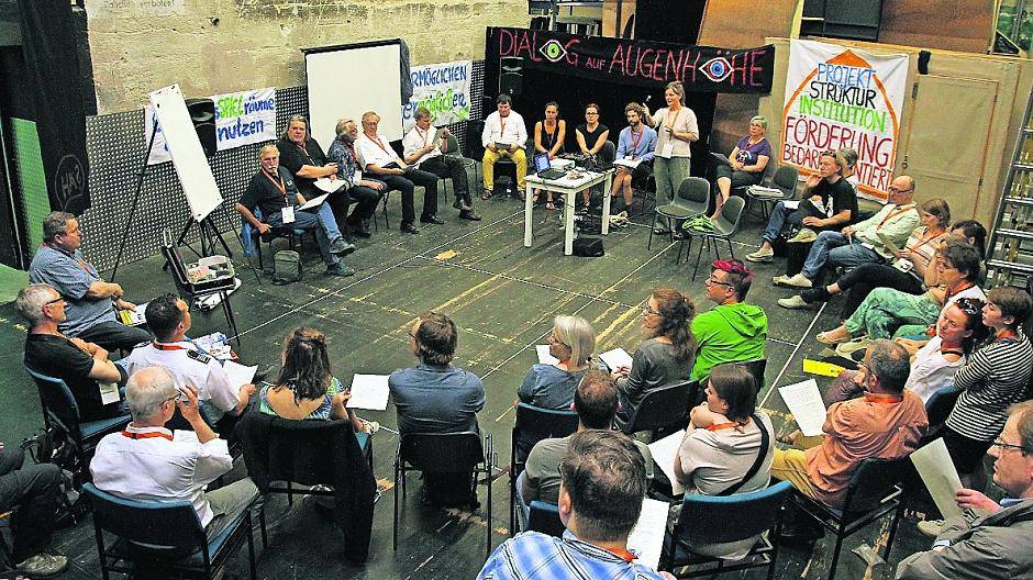  Die Arbeitsgruppe „Kultur des Ermöglichens“ diskutierte u.a. über die Straußsiedlung, ein soziokulturelles Zentrum und das (fehlende) Nachtleben. Neben Kulturdezernent Krützberg und Mitarbeitern der Kulturbetriebe nahmen auch Vertreter von Feuerwehr und Ordnungsamt teil. 