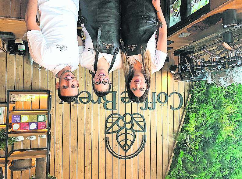 Geschäftsführerin Charoula Simeonidou (Mitte) und ihr Team freuen sich über die ersten Kunden im „CoffeeBrew“.