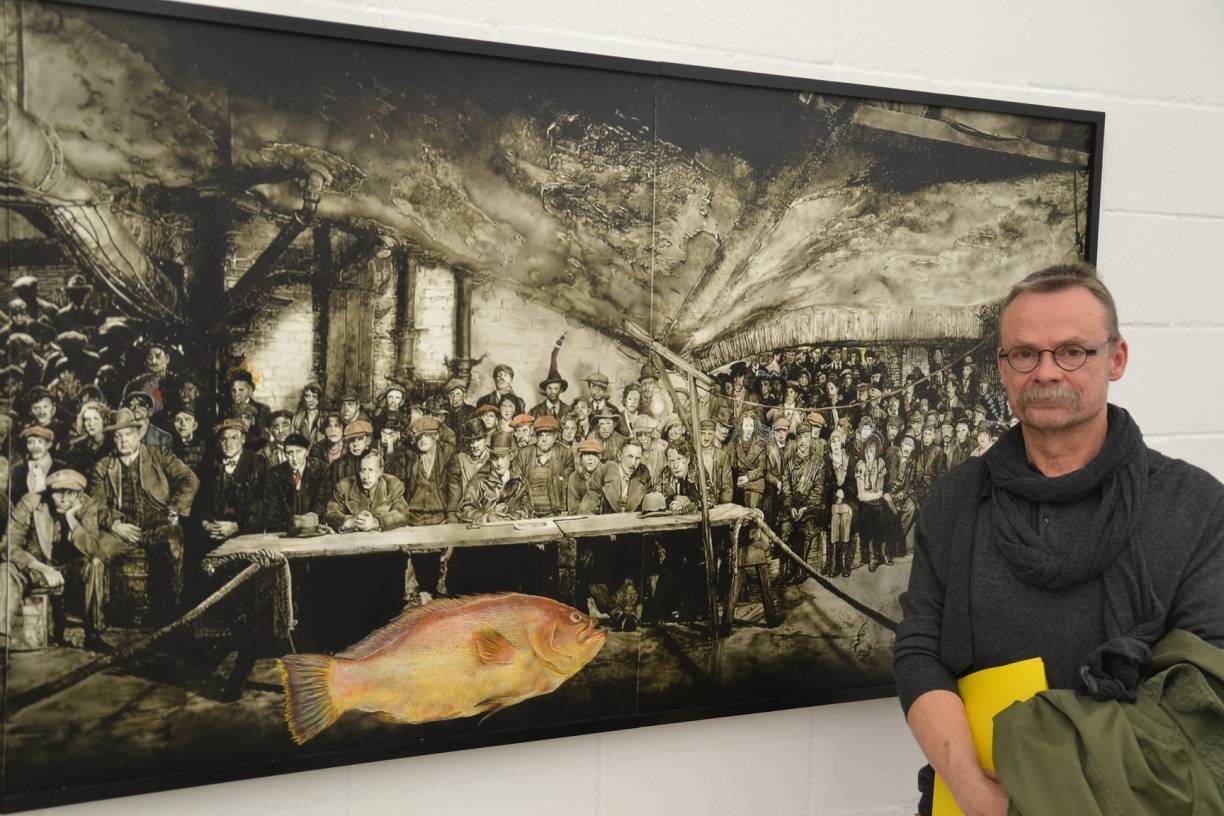 Michael Kiefer und sein Bild „Das Volk ver(ur)teilt einen Fisch und fühlt sich vom Betrachter beobachtet und macht Quatsch“.