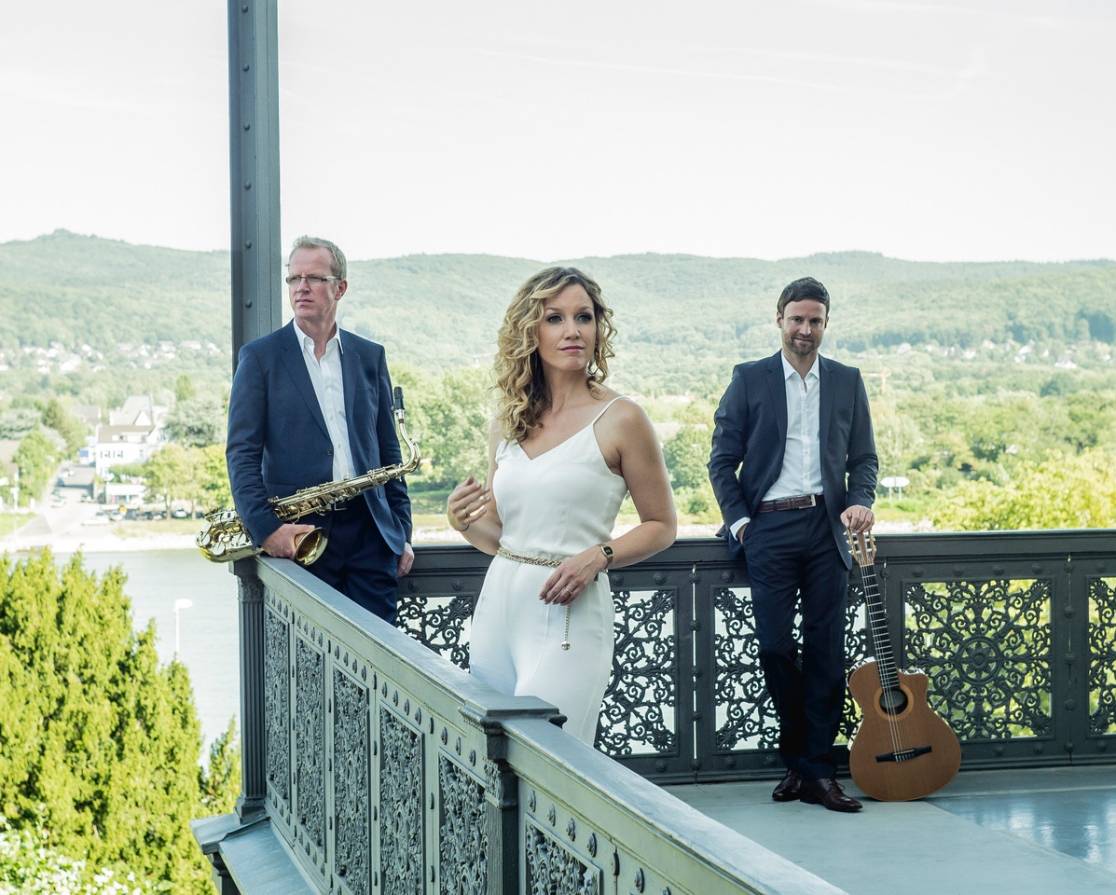 Trio Feliz: Die drei Musiker, Angela Luis, Felix Heydemann und Lothar van Staa, absolvierten erfolgreich ihr Jazzstudium unter anderem in Köln, Amsterdam und New York und bestreiten einen von namenhaften Jazzgrößen begleiteten Weg.