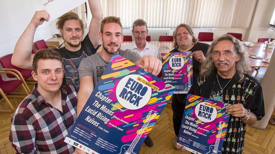  Manuel, Lukas und Tom von „Chapter“, Kulturdezernent Thomas Krützberg, Daniel Jung, Kulturbüro, und Peter Bursch 