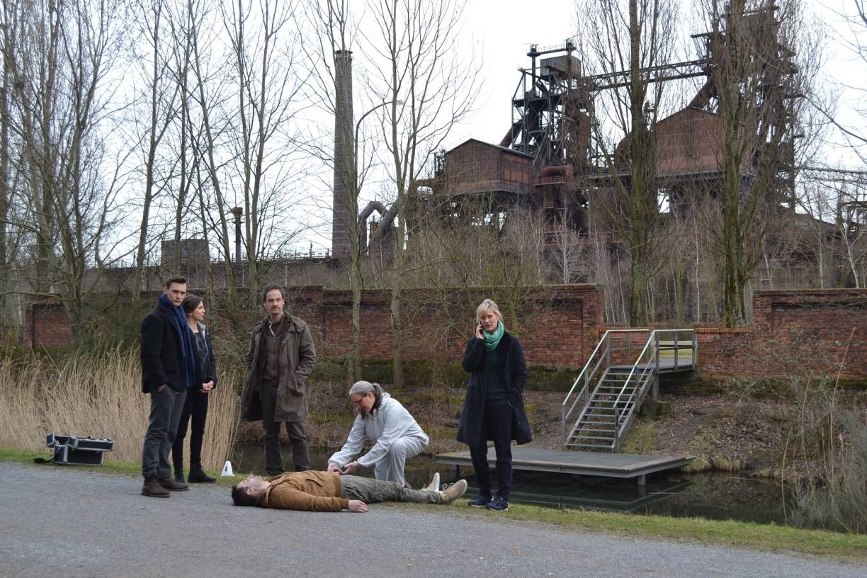  Jan Pawlak (Rick Okon), Nora Dalay (Aylin Tezel), Peter Faber (Jörg Hartmann), Gerichtsmedizinerin Greta Leitner (Sybille J. Schedwill) und Martina Bönisch (Anna Schudt) am Tatort Emscherpromenade. 