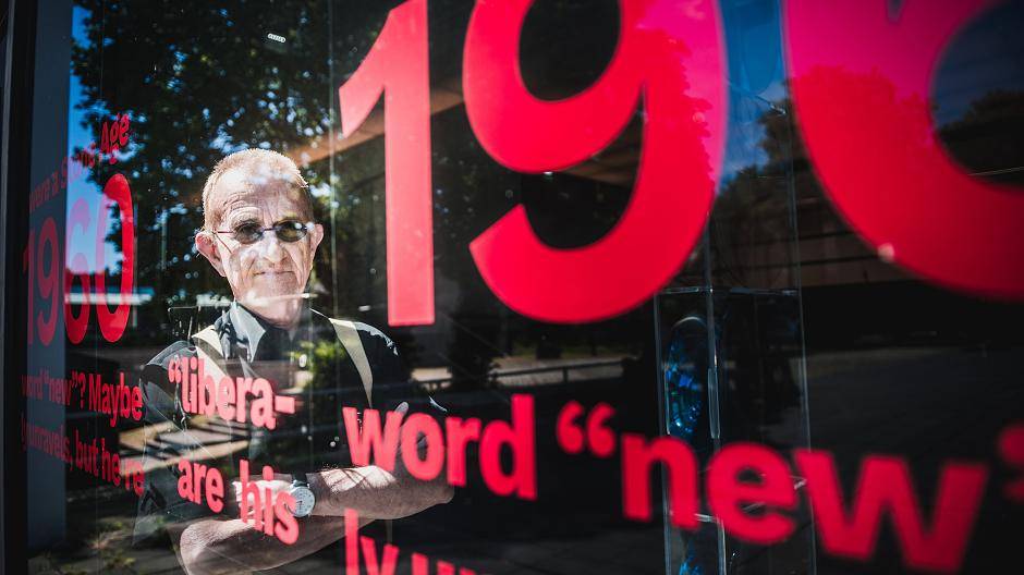 Jochen Gerz und „The Walk“. An der Glasfassade des Lehmbruck-Museums wird der deutsche Text zu lesen sein.