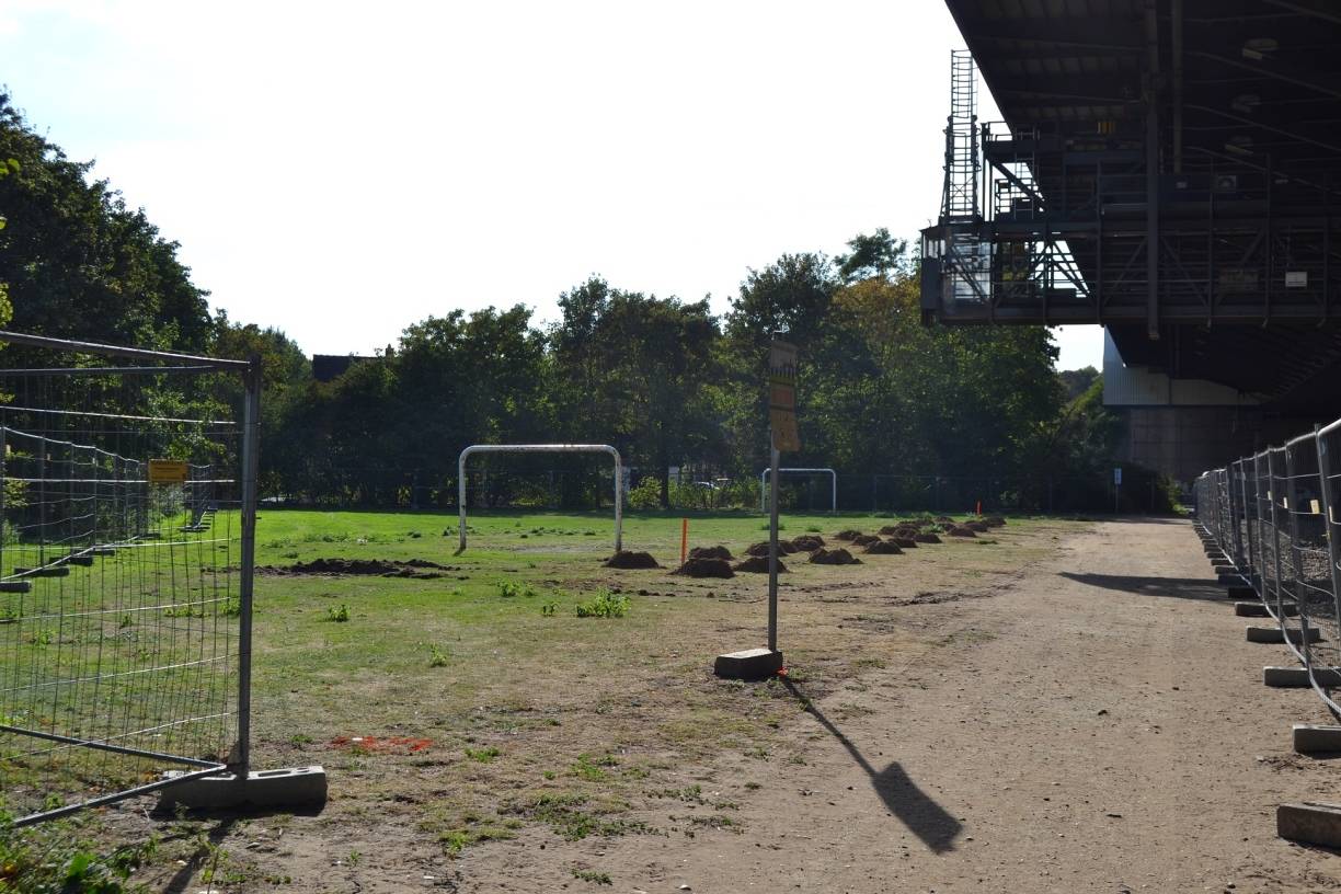 Die neue Brücke braucht ein neues Fundament: Aktuell finden Probebohrungen für die Pfahlsetzungen samt Belastungsproben neben der alten Brücke auf Homberger Seite statt.