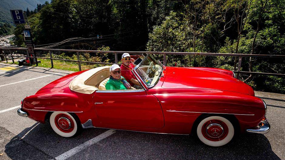  Herbert Ruhnau und Lothar Stankewitz in ihrem schmucken Mercedes-Cabrio. 