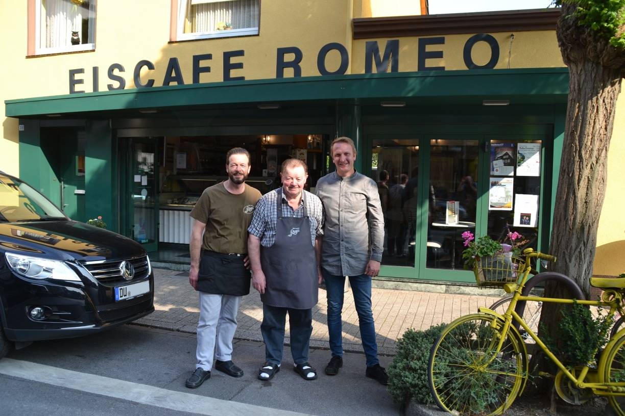  Freuen sich schon sehr auf das Jubiläumsfest und die gleichzeitige Einweihung des Bürgerplatzes (vl): Gianantonio Saviane, Romeo Saviane vom Eiscafé und Dirk Kennel von der IG Friemersheim. 