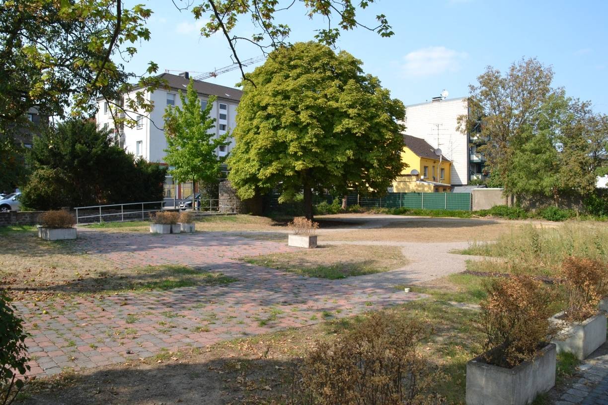 Am 8. September wird er nun endlich eingeweiht, der „Bürgerplatz“ zwischen Kaiserstraße und Geeststraße in Friemersheim. Das angrenzende „Eiscafé Romeo“ feiert 50-jähriges Jubiläum und lädt zu einem Fest auf die „Piazza della cittadini“.