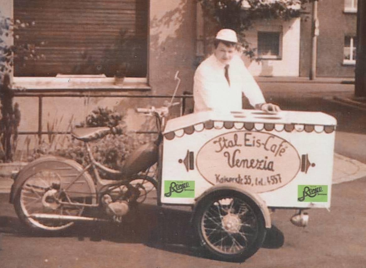 Bevor der neue Inhaber Romeo Saviane das Eis-Café in Friemersheim umbenannte, hieß es noch „Venezia“. Mit dem „Eismofa“ fuhr er damals zusätzlich zum Toeppersee (Bild von 1969).