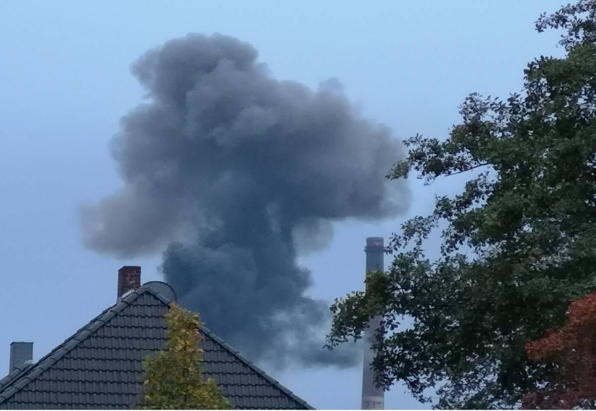 Eine dunkle Staubwolke stieg am 31. Oktober über dem Stahlwerk in Huckingen in den Himmel. Leser Udo Carstens nahm das Foto von der anderen Rheinseite am Kuppengraben in Friemersheim auf.