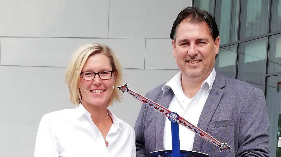 Sabine Opgen-Rhein und Michael Birr von MoersMarketing stellten am Montag die Attraktionen der Moerser Kirmes vor.