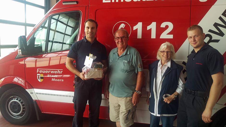  Gisela und Hans Wettels bedanken sich bei ihren Rettern Tim Neuhaus ( r.) und Sebastian Spieß (l.) von der Feuerwehr Moers. 