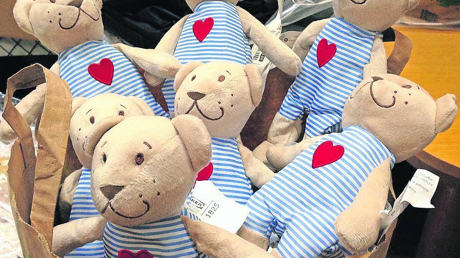 Auch ein paar Plüschbären für die Kinder wurden gespendet.