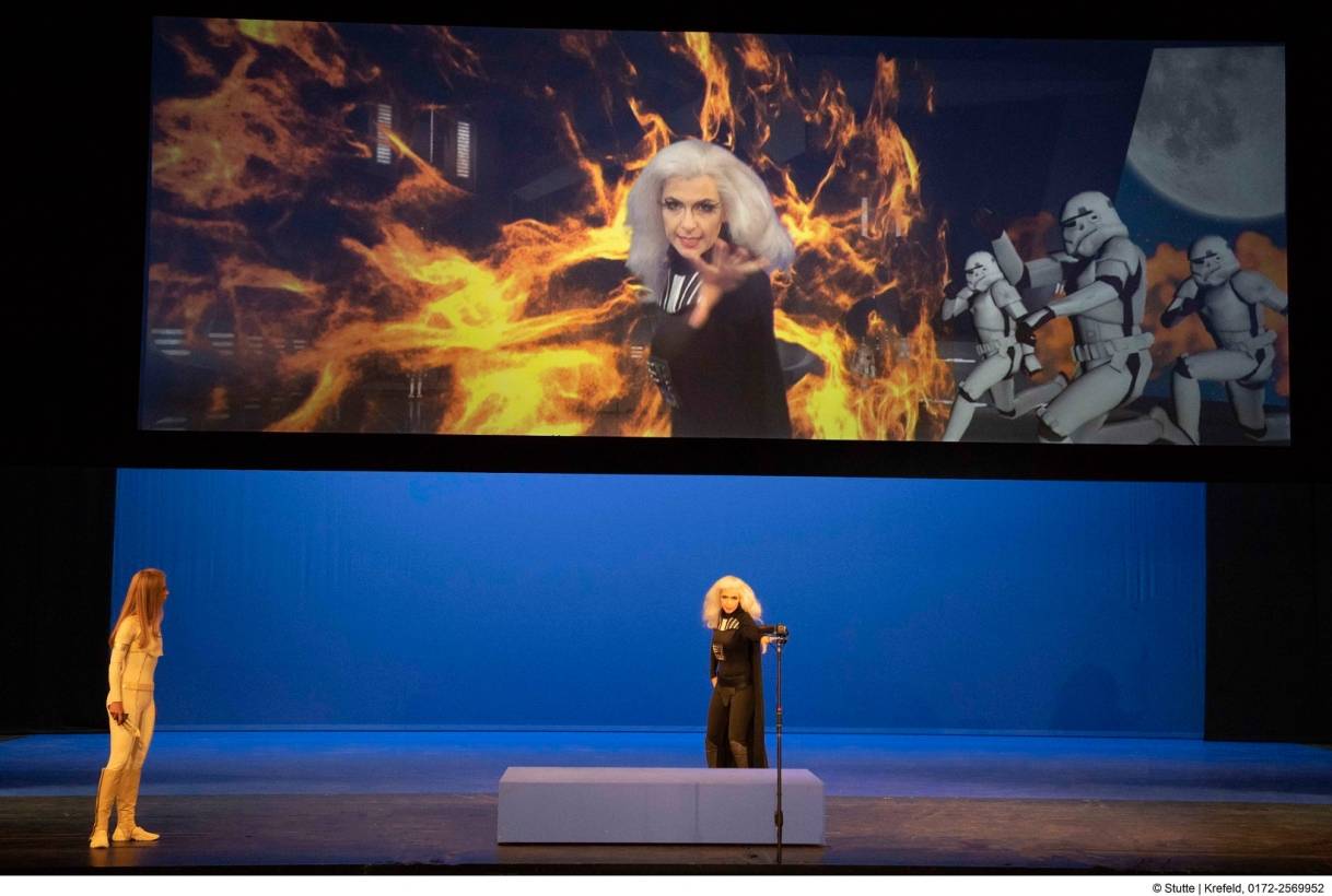  Fast wie aus Hollywood: Die Königin der Nacht (Judith Spiesser) schlägt sogar die Soldaten aus Star Wars in die Flucht. 