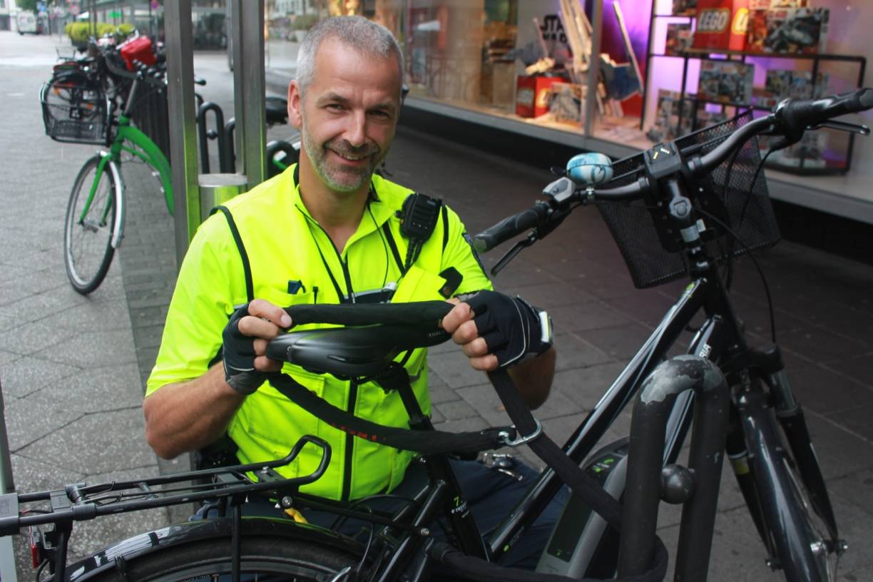  Kontrolle: Polizeihauptkommissar Martin Esters sichtet am Neumarkt die Fahrradschlösser. Dieses hier ist sehr stabil und fundiert. Leider jedoch ist die Schleife nur locker um den Sattel gebunden. Damit ist die eigentlich mögliche Sicherheit wieder hinfällig. 