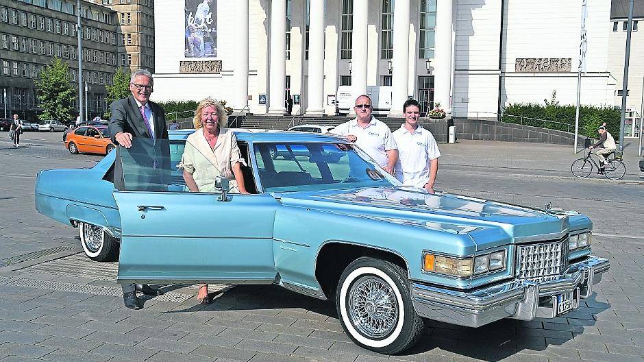  Johannes Hümbs, Sparkasse Duisburg, City-Managerin Dagmar Bungardt, Autolackierer Frank Tümmermann und sein Sohn Colin, stolzer Besitzer des Cadillac Fleetwood Series 75 — „sponsored by Oma“, wie sein Vater sagt. 