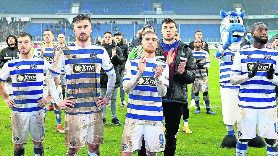 Zufriedenheit sieht anders aus: Die Spieler nach dem Abpfiff der Dresden-Partie vor den pfeifenden Fans in der Nordkurve.