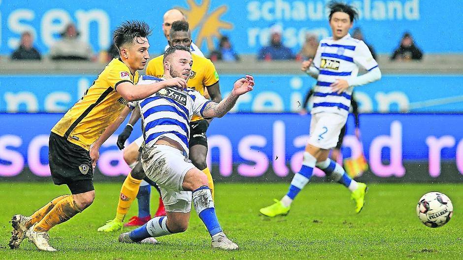  Yanni Regäsel erwischte gegen Dynamo Dresden und seinen starken Gegenspieler Baris Atik einen rabenschwarzen Tag und wurde nach der ersten Halbzeit ausgewechselt. 