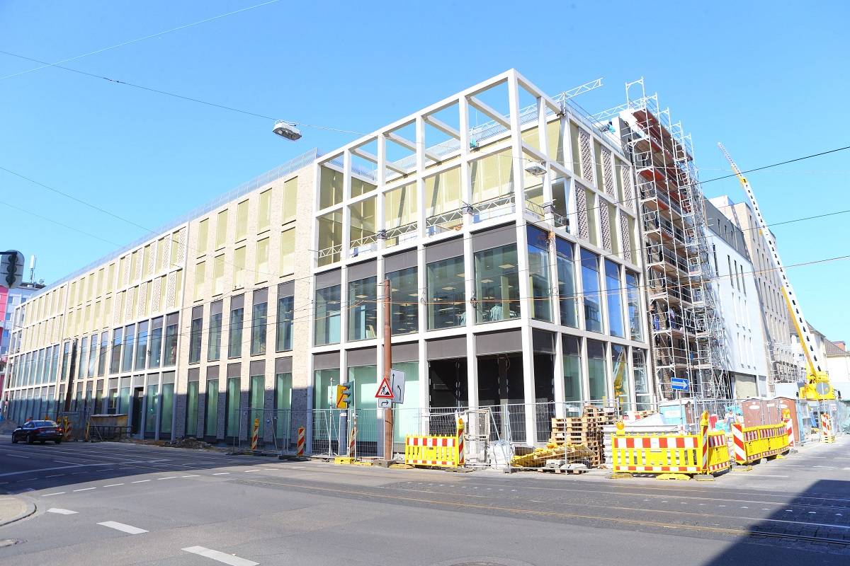 Eröffnet „Forum“ verspätet?