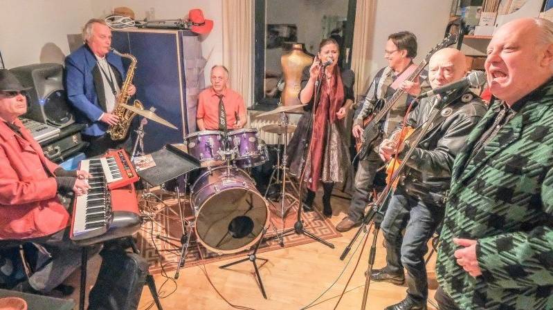 „Teddy Technik’s Effekthascher“ sind als musikalischer Höhepunkt dabei - aktuell (vl): Georgio Marotte, Günter Sax, Diddy Trommel, Miss Chris Carrera, Mucki Maserati, Hatti Hammer und Fred Tornado.