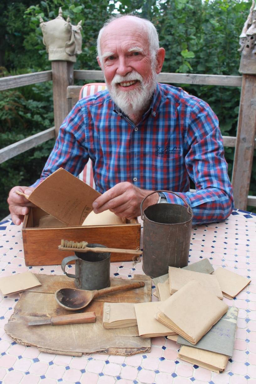  Erinnerungen: Dr. Hans-Martin Große-Oetringhaus sichtet das Kistchen mit den Tagebüchern seines Vaters. Vor ihm Blechnapf und Zahnbürste aus der Lagerhaft. Die Bürste haben Gefangene selbst gefertigt, aus den Haaren eines Pferdes. 