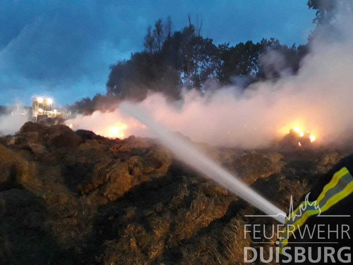 Brand einer Strohmiete zwischen Baerl und Binsheim: 160 Kräfte bekämpften das "Strohfeuer"