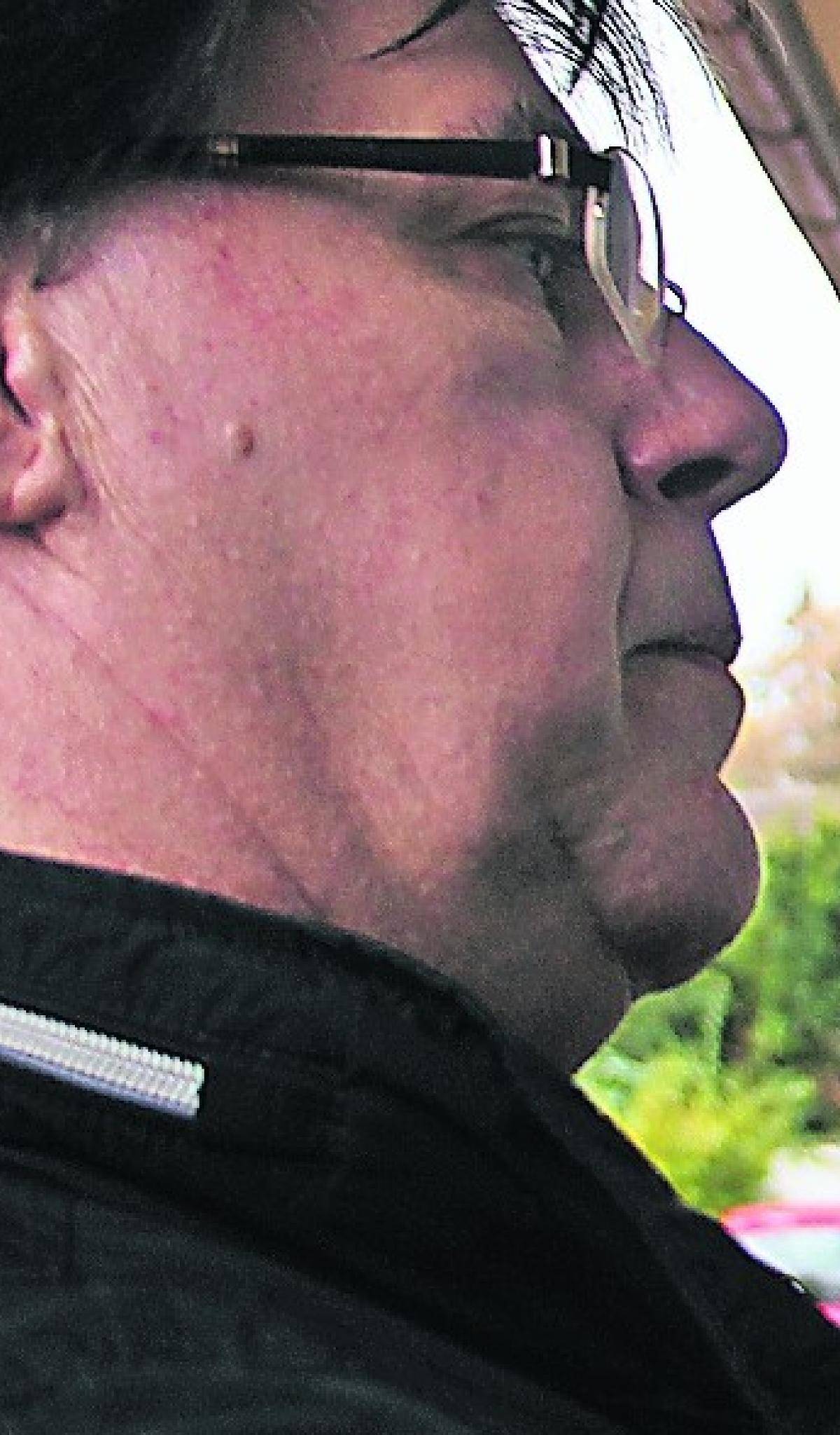 Drei Fenster auf Kipp: Ralf Robertz, Kommissariatsleiter der Kriminalprävention, hinterlässt eine Nachricht für die Anwohner.