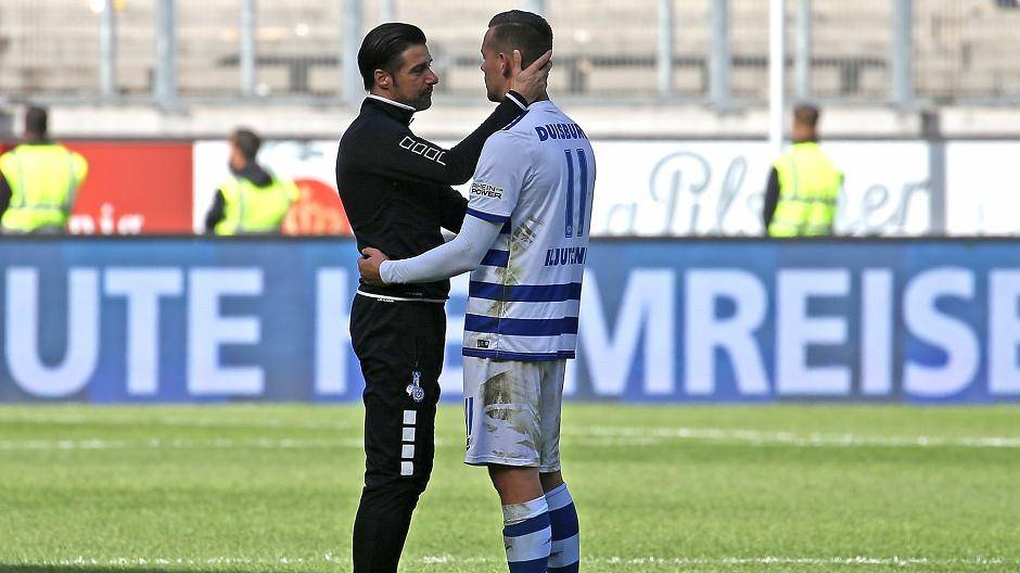 Das sah schon nach Abschied aus: Ilia Gruev und Stainslav Iljutcenko nach der Regensburg-Partie im Gespräch.