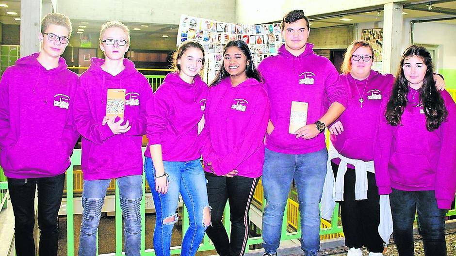 Die Medienscouts der Realschule an der Josefskirche Viersen (von links): Chris Zwarg, Jason Pokorny, Marigona Hajdari, Sujani Kumaresh, Kaan Ari, Chiara Liermann und Yagmur Celik.