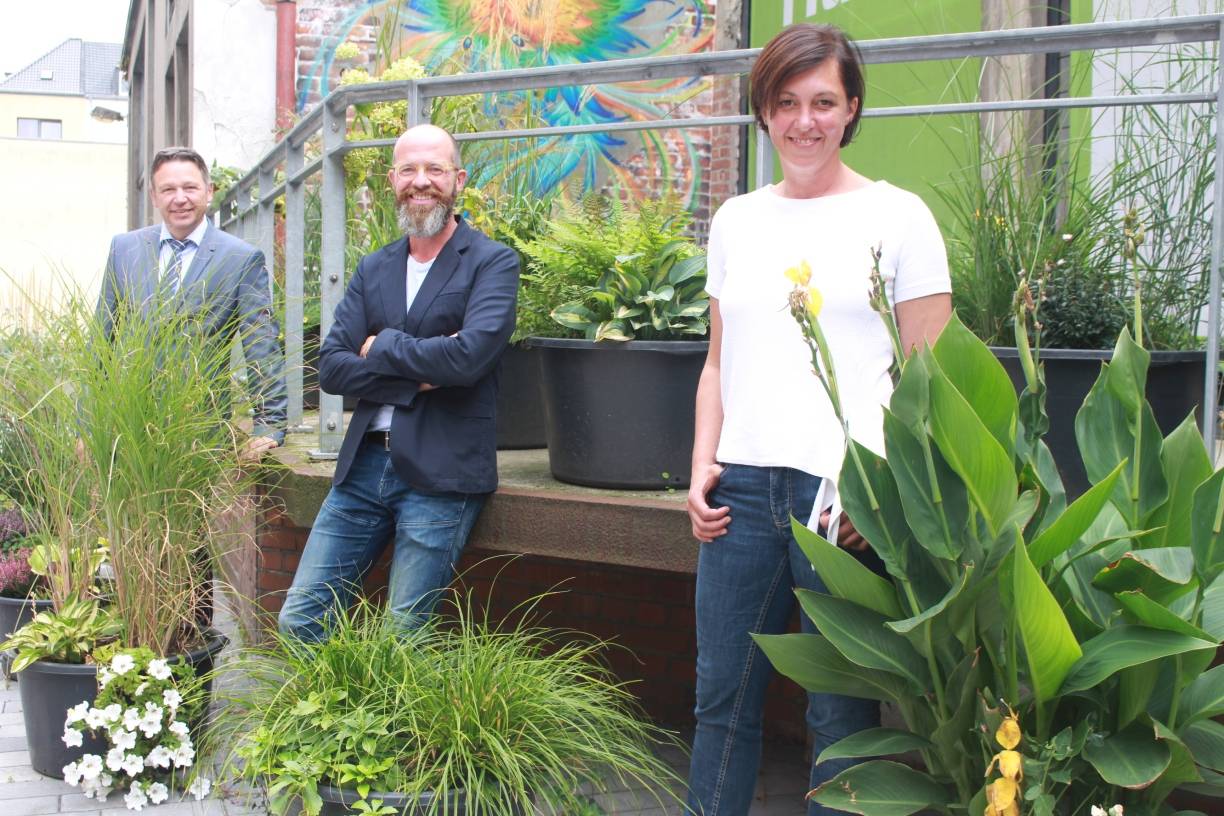  Einsatz für ein sauberes Krefeld: Diana Buss hat die Koordination für die Säuberungsaktion übernommen. Uli Cloos (Mitte) unterstützt sie als Vertreter der Stadt. Wilfried Gossen stellt als Geschäftsführer der Reinigungsgesellschaft GSAK die nötigen Utensilien und lässt den gesammelten Müll abfahren. 